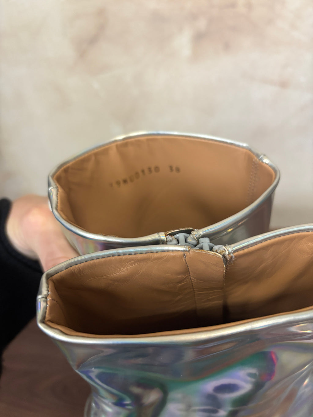 Maison Margiela — Bottines Tabi Holographiques Irisées FW2018, Taille 38